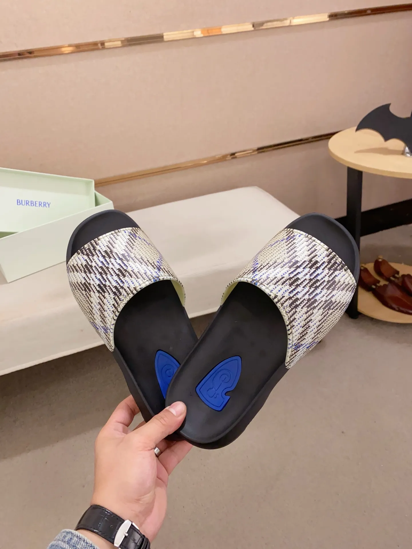 Men's shoes 💰: 320💰 [Burberry slippers] High-end men's shoes brand official website 1:1 latest masterpiece: original mold customization, the fabric is made of imported original rubber material, upgraded outsole, lighter and non-slip. The market's top quality, simple yet tasteful, a must-have for fashionistas, fashionable at your feet, full of confidence, the same style at the counter 👍The season of summer slippers is here. Code: 39-46